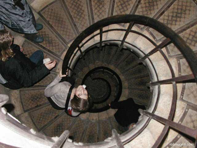 32141Bryn_in_stairs_up_Arc_dTriumph