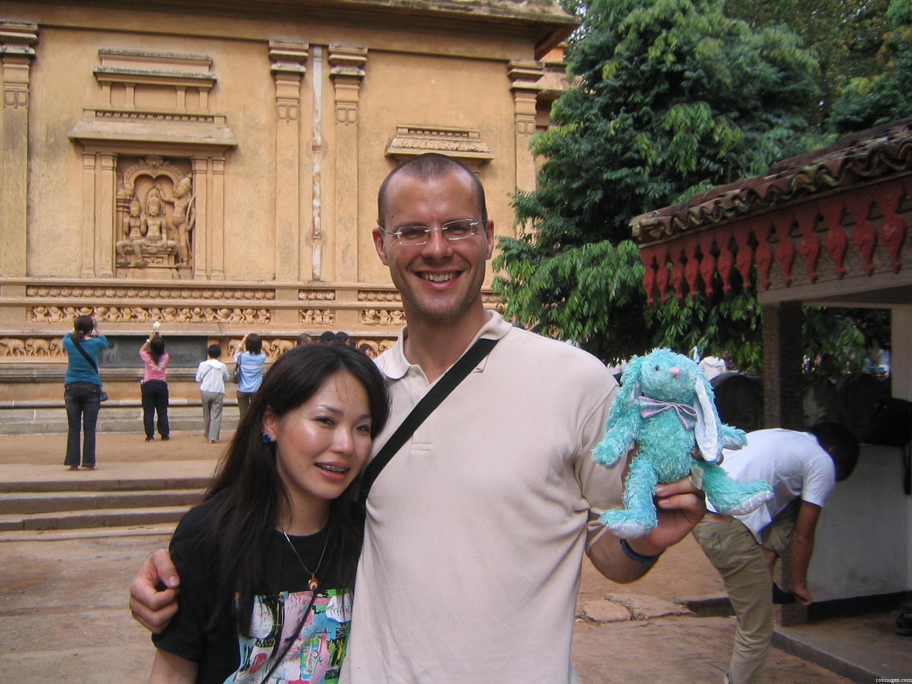 Mariko, Rob, rabbit in Colombo