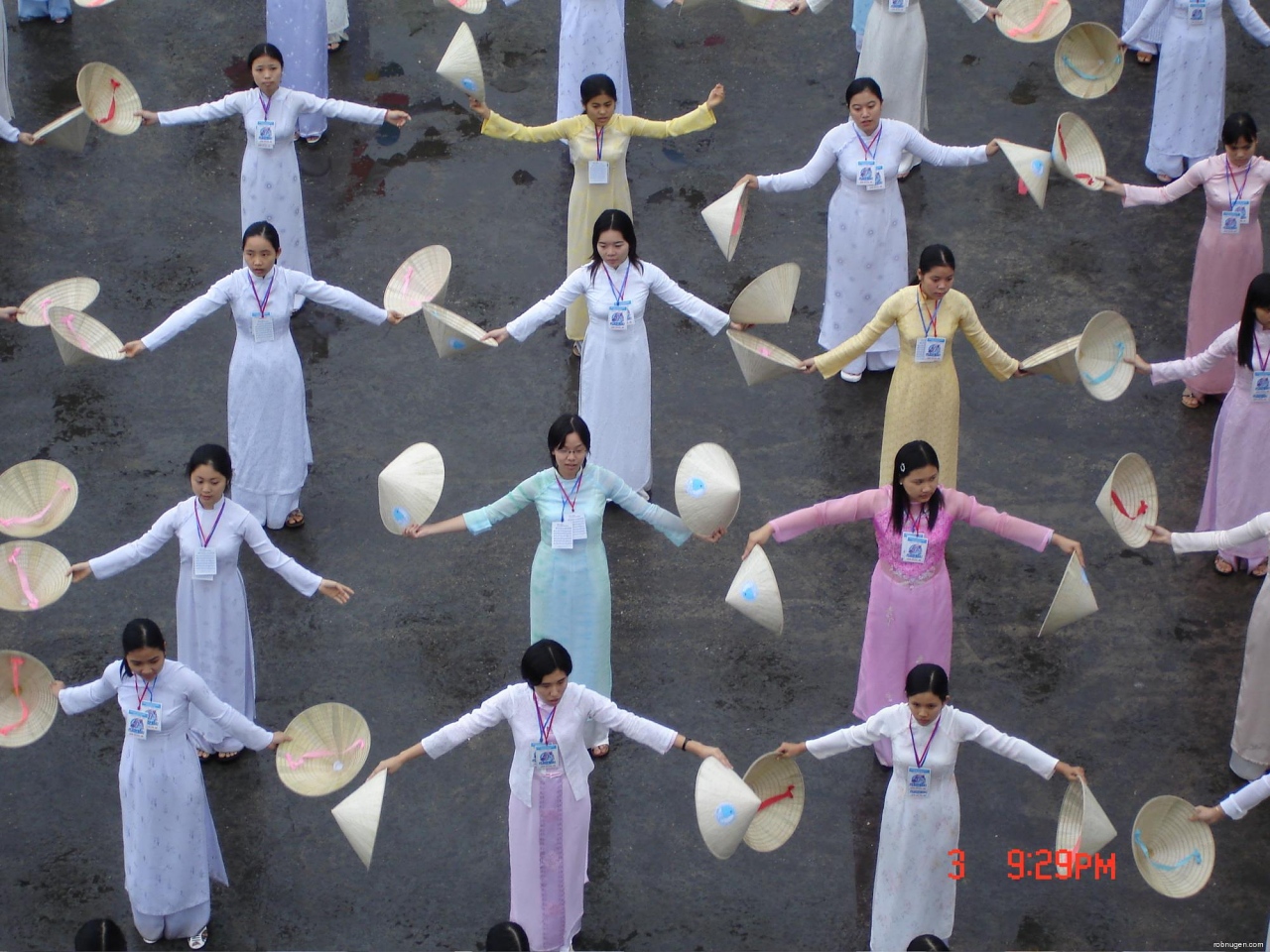 vietnam hat dancers