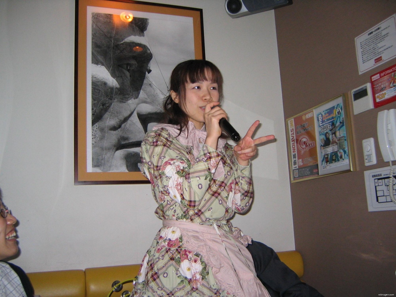 Tomoko at karaoke